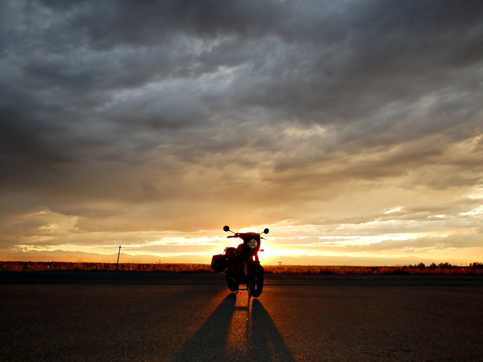 фото мотоцикла в поле